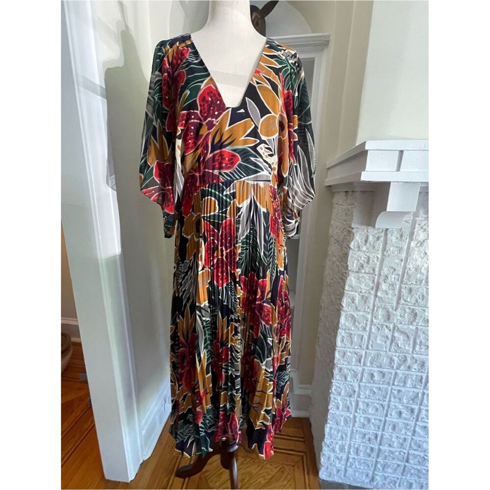 FLATTERING Club Monaco
Midi 3-Season Dress with Pleats & Flutter Sleves.